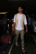 Kunal Kapoor Spotted At Airport Returns From IIFA on 17th July 2017 (31)_596d7a162103f.JPG