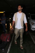 Kunal Kapoor Spotted At Airport Returns From IIFA on 17th July 2017 (32)_596d7a17c9009.JPG