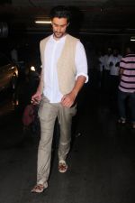 Kunal Kapoor Spotted At Airport Returns From IIFA on 17th July 2017 (33)_596d7a1960f99.JPG