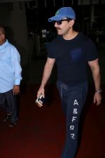 Saif Ali Khan Spotted At Airport Returns From IIFA on 17th July 2017 (9)_596db33e19e10.JPG