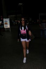 Surveen Chawla Spotted At Airport Returns From IIFA on 17th July 2017 (2)_596db35c6a4a1.JPG