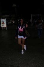 Surveen Chawla Spotted At Airport Returns From IIFA on 17th July 2017 (4)_596db35df232f.JPG