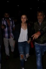 Alia Bhatt Spotted At Airport on 18th July 2017 (36)_596ed74f8aa3a.JPG