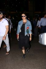 Huma Qureshi, Shera With His Son Spotted At Airport on 19th July 2017 (6)_596f92a026a43.JPG