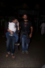 Mandira Bedi with son Vir and husband Raj Kaushal at Airport on 20th July 2017 (3)_5970dbc694804.JPG