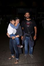 Mandira Bedi with son Vir and husband Raj Kaushal at Airport on 20th July 2017 (9)_5970dbd6470f4.JPG