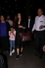 Aishwarya Rai with daughter Aaradhya Bachchan spotted at the airport on 22nd July 2017 (1)_59731c4e87110.JPG