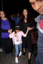 Aishwarya Rai with daughter Aaradhya Bachchan spotted at the airport on 22nd July 2017 (10)_59731c55ddcc5.JPG