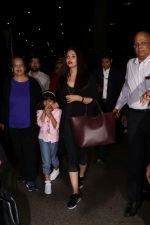 Aishwarya Rai with daughter Aaradhya Bachchan spotted at the airport on 22nd July 2017 (2)_59731c4f5bd95.JPG