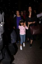 Aishwarya Rai with daughter Aaradhya Bachchan spotted at the airport on 22nd July 2017 (6)_59731c527b0ee.JPG