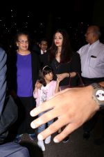 Aishwarya Rai with daughter Aaradhya Bachchan spotted at the airport on 22nd July 2017 (7)_59731c534be6a.JPG