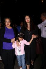 Aishwarya Rai with daughter Aaradhya Bachchan spotted at the airport on 22nd July 2017 (9)_59731c55006e5.JPG