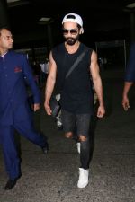 Shahid Kapoor Spotted At Airport on 21st July 2017 (10)_5972fbccb1e90.JPG