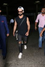 Shahid Kapoor Spotted At Airport on 21st July 2017 (8)_5972fbcaea247.JPG