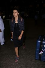 Taapsee Pannu Spotted At Airport on 21st July 2017 (8)_5972fbf1ab918.JPG