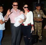 Saif Ali Khan & Kareena Kapoor Khan With Taimur Ali Khan Spotted At Airport 1_5978452c1dd58.jpg