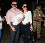 Saif Ali Khan & Kareena Kapoor Khan With Taimur Ali Khan Spotted At Airport_5978454c436b2.jpg