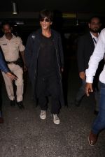 Shah Rukh Khan Spotted At Airport on 26th July 2017 (13)_59784a970bdb8.JPG