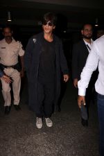 Shah Rukh Khan Spotted At Airport on 26th July 2017 (14)_59784a98953d4.JPG