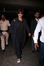 Shah Rukh Khan Spotted At Airport on 26th July 2017 (15)_59784a9ae732b.JPG