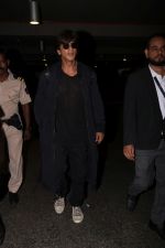 Shah Rukh Khan Spotted At Airport on 26th July 2017 (4)_59784a8e7fddf.JPG