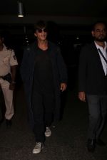 Shah Rukh Khan Spotted At Airport on 26th July 2017 (5)_59784a8f51c10.JPG