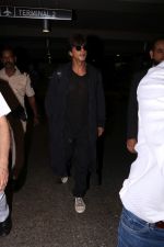 Shah Rukh Khan Spotted At Airport on 26th July 2017 (7)_59784a914f2e5.JPG