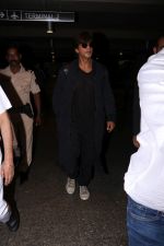 Shah Rukh Khan Spotted At Airport on 26th July 2017 (8)_59784a9228a31.JPG