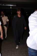 Shah Rukh Khan Spotted At Airport on 26th July 2017 (9)_59784a9308821.JPG