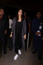 Anushka Sharma Spotted At Airport on 29th July 2017 (4)_597d5990060e5.JPG