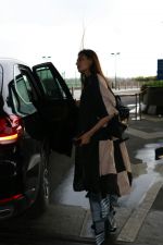 Athiya Shetty with Mubarakan team spotted at airport on 29th July 2017 (12)_597d59ee73ab1.JPG