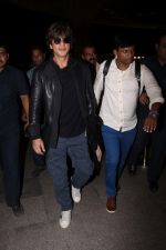 Shah Rukh Khan spotted at airport on 29th July 2017 (19)_597d5aeca838a.JPG