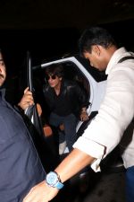 Shah Rukh Khan spotted at airport on 29th July 2017 (2)_597d5ad5448aa.JPG