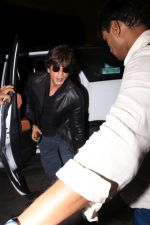 Shah Rukh Khan spotted at airport on 29th July 2017 (4)_597d5ad8806a4.JPG