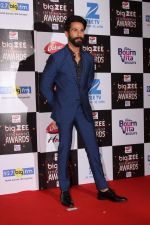Shahid Kapoor At Red Carpet Of Big Zee Entertainment Awards 2017 on 29th July 2017 (94)_597d92d355125.JPG