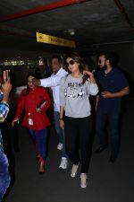 Shilpa Shetty, Raj Kundra spotted at airport on 29th July 2017 (10)_597d5af3858fd.JPG
