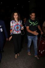 Taapsee Pannu spotted at airport on 29th July 2017 (12)_597d5b4e35afe.JPG