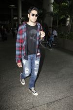Sidharth Malhotra Spotted At Airport on 31st July 2017 (10)_597eeea72a6cd.JPG