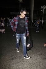 Sidharth Malhotra Spotted At Airport on 31st July 2017 (2)_597eee7ee8754.JPG