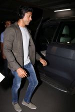 Farhan Akhtar Spotted At Airport on 2nd Aug 2017 (1)_59817bdc2b465.JPG