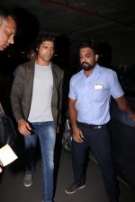 Farhan Akhtar Spotted At Airport on 2nd Aug 2017 (16)_59817bd61f1d5.JPG