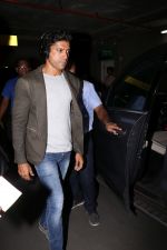 Farhan Akhtar Spotted At Airport on 2nd Aug 2017 (17)_59817bd82d121.JPG