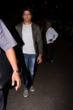 Farhan Akhtar Spotted At Airport on 2nd Aug 2017 (2)_59817bc304f08.JPG