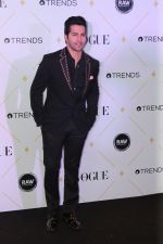 Varun Dhawan at The Red Carpet Of Vogue Beauty Awards 2017 on 2nd Aug 2017 (133)_5982a898a5777.JPG