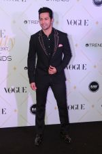 Varun Dhawan at The Red Carpet Of Vogue Beauty Awards 2017 on 2nd Aug 2017 (134)_5982a89c23d55.JPG