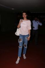 Karishma Tanna Spotted At Airport on 5th Aug 2017 (5)_5985b85971993.JPG