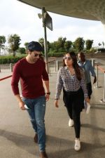 Varun Dhawan With His Girlfriend Spotted At Airport on 5th Aug 2017 (10)_5986d22b6b1a8.JPG