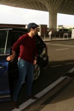 Varun Dhawan With His Girlfriend Spotted At Airport on 5th Aug 2017 (2)_5986d225ec1f2.JPG