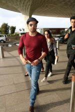 Varun Dhawan With His Girlfriend Spotted At Airport on 5th Aug 2017 (6)_5986d228b9e25.JPG