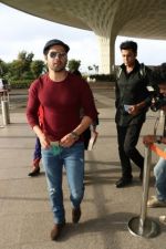 Varun Dhawan With His Girlfriend Spotted At Airport on 5th Aug 2017 (8)_5986d22a1e91f.JPG